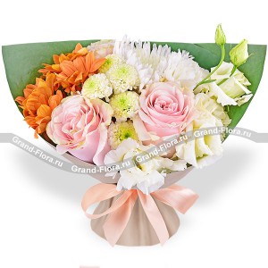 Цветочный луг - букет с белой эустомой и хризантемой